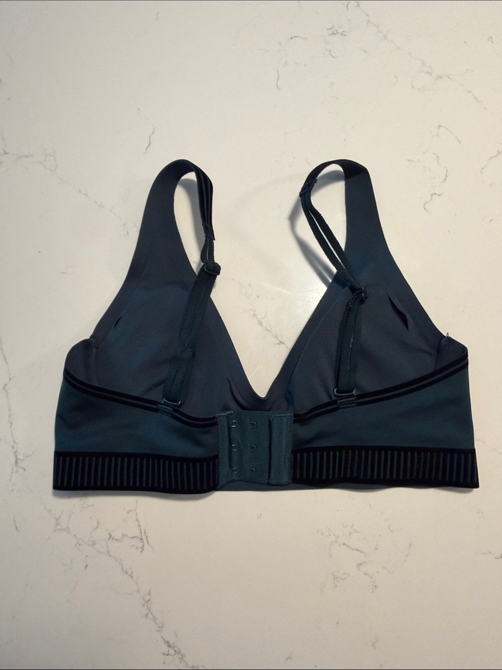 ALO Yoga Airlift Line Up Bra- Size XS - Picture 4 of 7